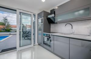 Kuchyň nebo kuchyňský kout v ubytování King Luxury Apartment with private Pool
