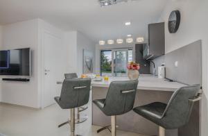 Kuchyň nebo kuchyňský kout v ubytování King Luxury Apartment with private Pool