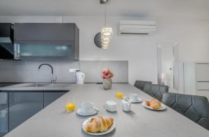 Kuchyň nebo kuchyňský kout v ubytování King Luxury Apartment with private Pool