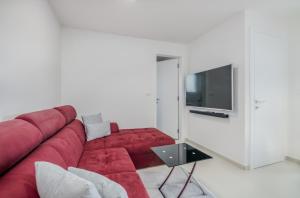 TV a/nebo společenská místnost v ubytování King Luxury Apartment with private Pool