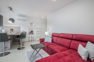 Posezení v ubytování King Luxury Apartment with private Pool