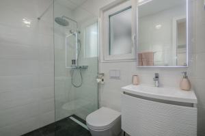 Koupelna v ubytování King Luxury Apartment with private Pool