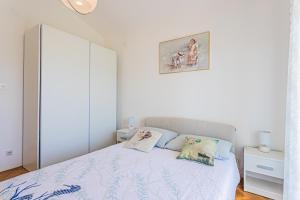 Posteľ alebo postele v izbe v ubytovaní VILLA ANA ZIVOGOSCE-Apartment4
