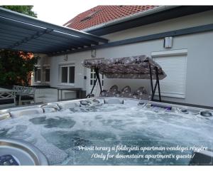 einen Whirlpool im Hinterhof eines Hauses in der Unterkunft Dorothy Apartman in Siófok