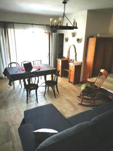 sala de estar con sofá, mesa y sillas en Őrség Kincse en Hegyhátszentjakab