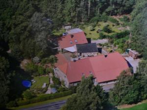 eine Luftansicht eines großen Hauses mit roten Dächern in der Unterkunft Ferienwohnung Zum grünen Holz in Bohlenberge