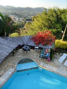 a pool with a view of a villa at Espaço Luz Helga Ferreira in Vassouras