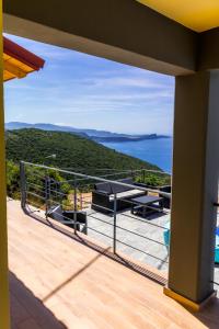 un balcón de una casa con vistas al océano en Santakira Villas, en Parga