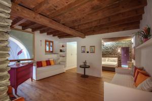 una sala de estar con techos de madera y una gran ventana. en Residenza d'epoca Borgo Albizi, en Florencia