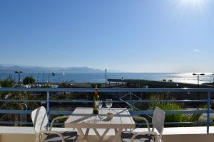 uma mesa branca e cadeiras numa varanda com o oceano em Luxury Seaview Residence Belvedere, Apt A em Antibes