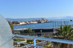 uma vista para a água a partir de uma varanda em Luxury Seaview Residence Belvedere, Apt A em Antibes