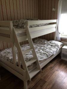 a pair of bunk beds in a room at Inga-Majs stuga in Tvååker