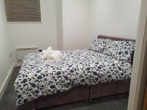 約克的住宿－Heart of YORK，一张带黑白棉被和枕头的床