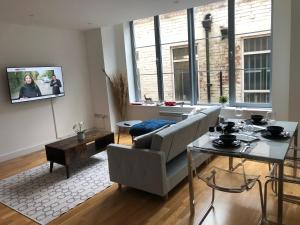 uma sala de estar com um sofá e uma mesa em Heart of YORK em York