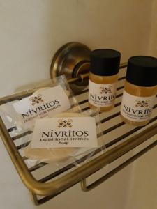ein Regal mit zwei Flaschen Naturprodukten darauf in der Unterkunft Nivritos Traditional Homes in Nívritos