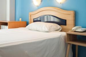 Posteľ alebo postele v izbe v ubytovaní Hôtel Argo