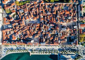 Nespecifikovaný výhled na destinaci Split nebo výhled na město při pohledu z apartmánu