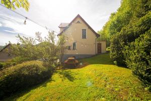 una casa con patio y mesa de picnic en Vila Republika en Malá Skála