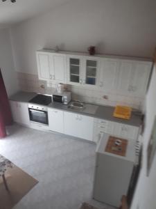 Kuchyň nebo kuchyňský kout v ubytování Apartments Makaus