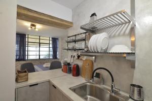 - une cuisine avec un évier et un comptoir dans l'établissement Studio Mavili, à Athènes