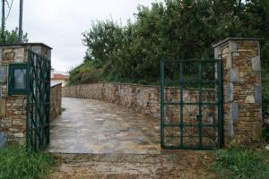 Foto dalla galleria di Spacious Paradise with stone-build patio a Chorefto