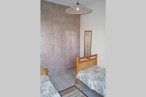 Letto o letti in una camera di Spacious Paradise with stone-build patio