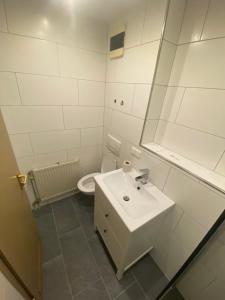 Koupelna v ubytování Residenz Schauinsland Todtnauberg - Fewo 17 - Sauna - Spielzimmer für Kinder - Nähe Feldberg + 15 fotografií