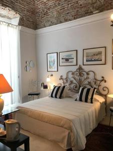ein Schlafzimmer mit einem großen Bett mit Kissen darauf in der Unterkunft Sanctus Syrus 4 in Albenga