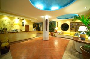 a living room with a blue ceiling and a lobby at Hotel Riviera Caribe Maya in Playa del Carmen