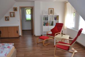 sala de estar con 2 sillas y mesa en Aniger en Wustrow