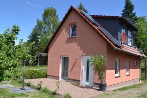 una pequeña casa de color rojo en Aniger en Wustrow