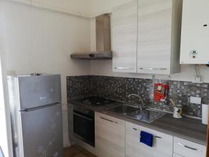 una cucina con frigorifero in acciaio inossidabile e lavandino di Dal Frè a La Spezia