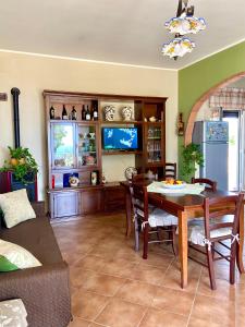 salon ze stołem i telewizorem w obiekcie Villa Chiara w mieście Montallegro