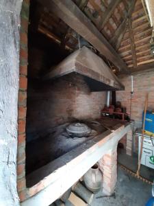 um forno de tijolos com uma pizza dentro dele em Etno Selo Dimitrijevic em Arandjelovac