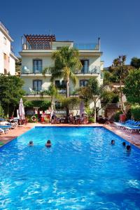 a group of people in a swimming pool in a hotel at Sorrento Comfort House con piscina in Sorrento