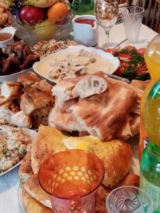 Makanan di atau berdekatan rumah tamu ini