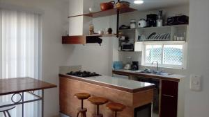 eine Küche mit einer Theke und Hockern darin in der Unterkunft Hostal green bay in San Andrés + 4 Fotos