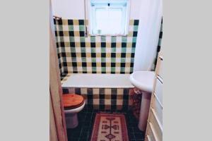 a bathroom with a toilet and a sink at CASA DA ZECA, GARAGEM GRATUITA, COSTA NOVA in Gafanha da Encarnação
