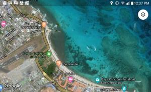 eine Karte des Strandes und des Wassers in der Unterkunft Hostal green bay in San Andrés