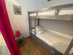 - une chambre avec 2 lits superposés et une lampe rouge dans l'établissement Appartement n 216 Moriani plage, à Santa-Lucia-di-Moriani