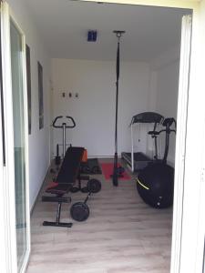 una habitación con varias cintas de correr y bicicletas estáticas. en In collina sul mare..., en Montenero di Bisaccia