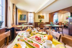 un comedor con una mesa con comida. en Gästehaus Knab's Mühlenschenke, en Sankt Goar