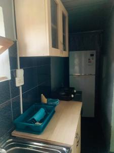 een keuken met een aanrecht met een wastafel en een koelkast bij The best view on Tbilisi in Tbilisi City