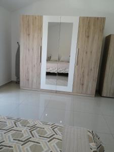 ein Schlafzimmer mit einem Spiegel und einem Bett darin in der Unterkunft Appartamento Artur in Matulji