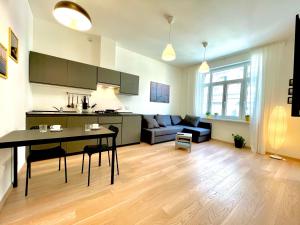 eine Küche und ein Wohnzimmer mit einem Tisch und einem Sofa in der Unterkunft Residence Neverin Trieste in Triest