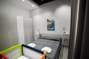 Camera piccola con letto in camera di Casa Felix a Salerno