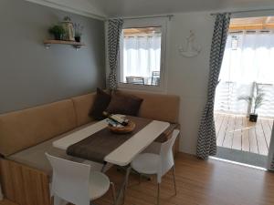 Posedenie v ubytovaní SweetHome