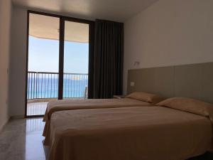 Posteľ alebo postele v izbe v ubytovaní Apartamentos Oasis Benidorm