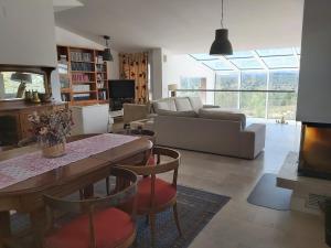 sala de estar con sofá y mesa en Finca el enebro en Valdemorillo