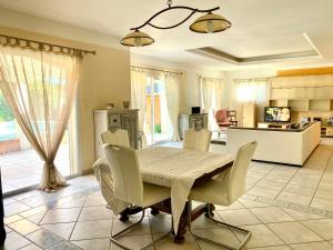 a dining room with a table and chairs at Villa et maisonnette provençales in Carpentras